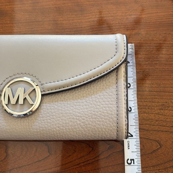 Michael Kors Fulton large Gray Leather Wallet / Flap Closure lots of space NWOT - Picture 12 of 17